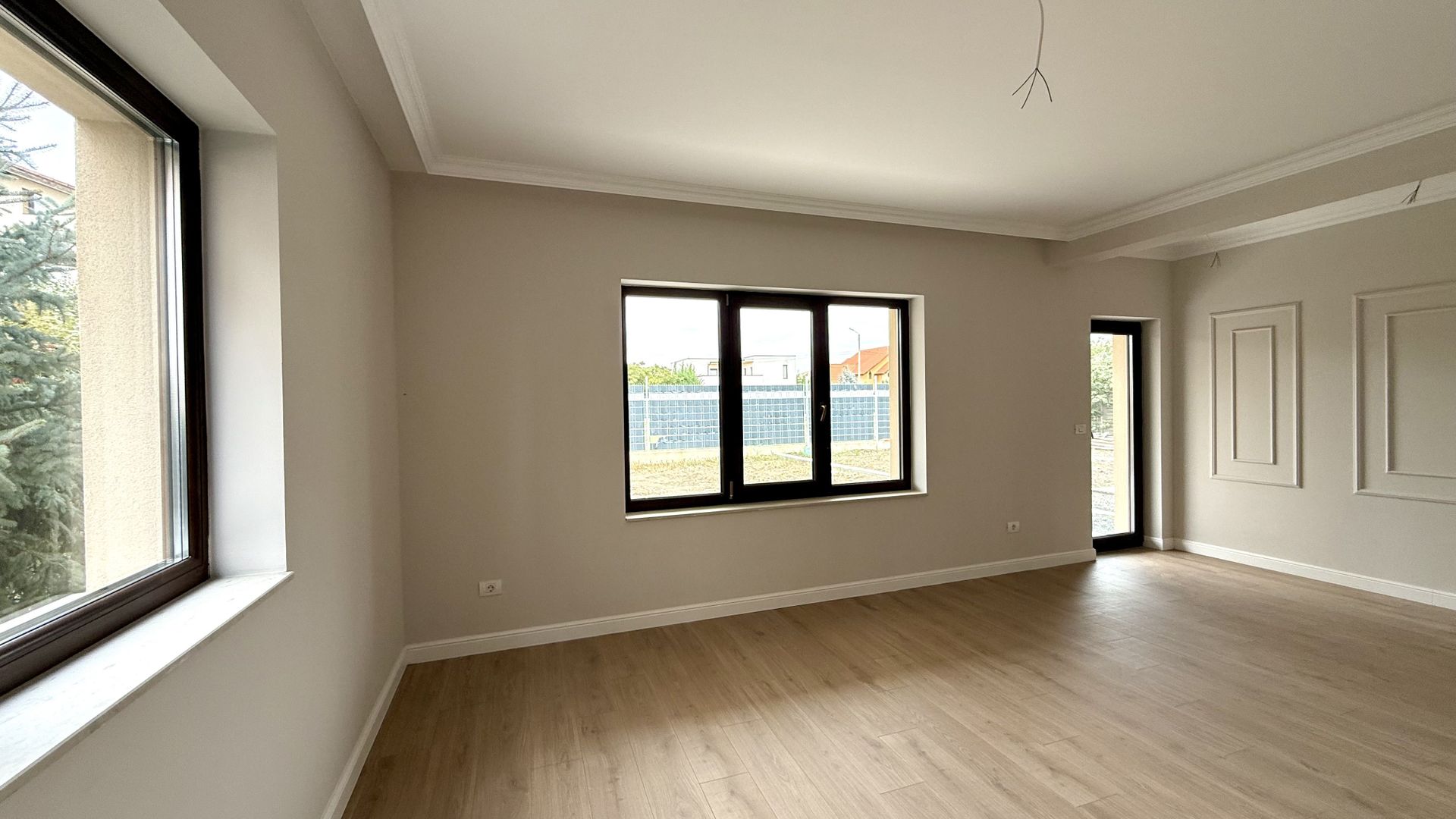 CASA TIP DUPLEX DESPARTIT PRIN GARAJ - Poză 1