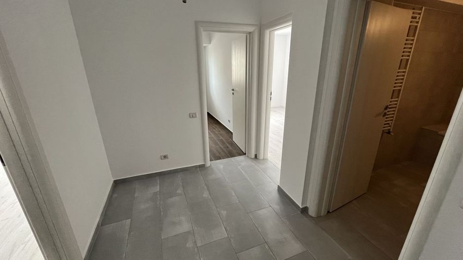 Apartament 2 camere+bucatarie separat+baie,hol si terasa+parcare - Poză 4