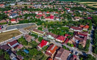 Casa 3 camere, bucatarie si baie, in zona centrala din Chisineu-Cris - Poză 3