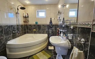Casa 5 camere 3 bai garaj inchis si teren 700 mp utili in Lazaret - Poză 13