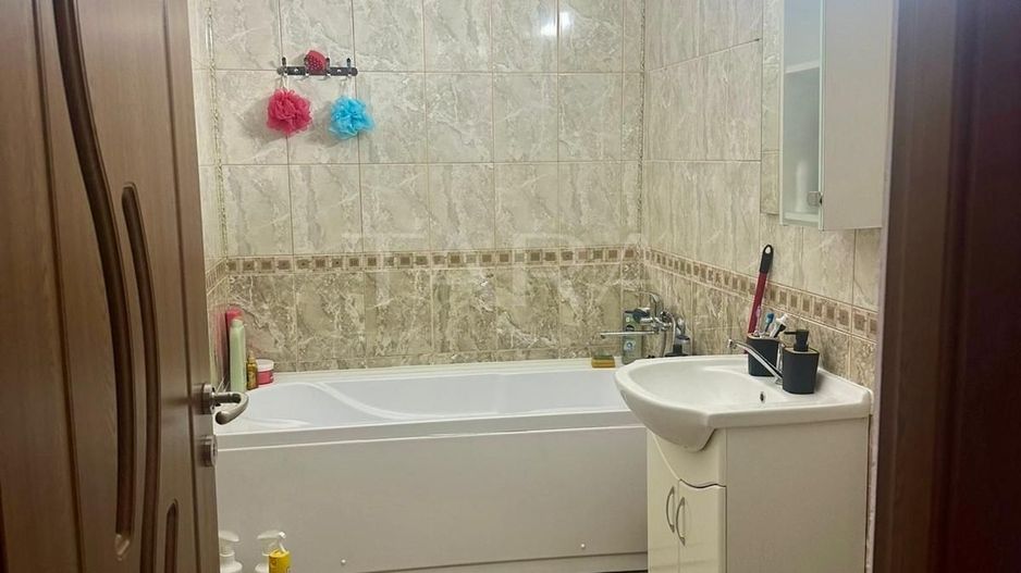 Apartament spațios cu o cameră, balcon și parcare, zona Florilor. - Poză 4