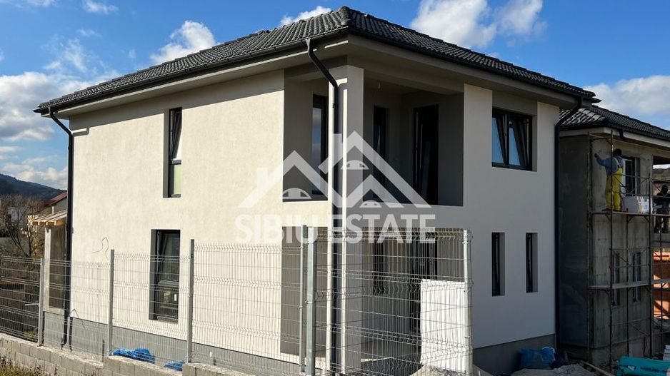 Vila spațioasa cu priveliște superbă spre cetatea Cisnadioarei - Poză 3