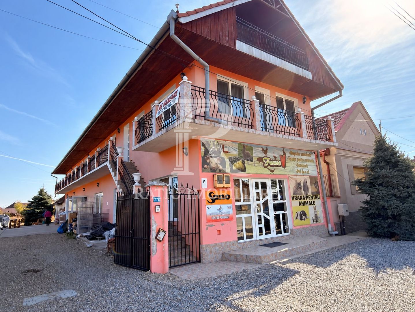 Casă cu spațiu comercial | Curte | Garaj | Parcare | Nojorid - Poză 1