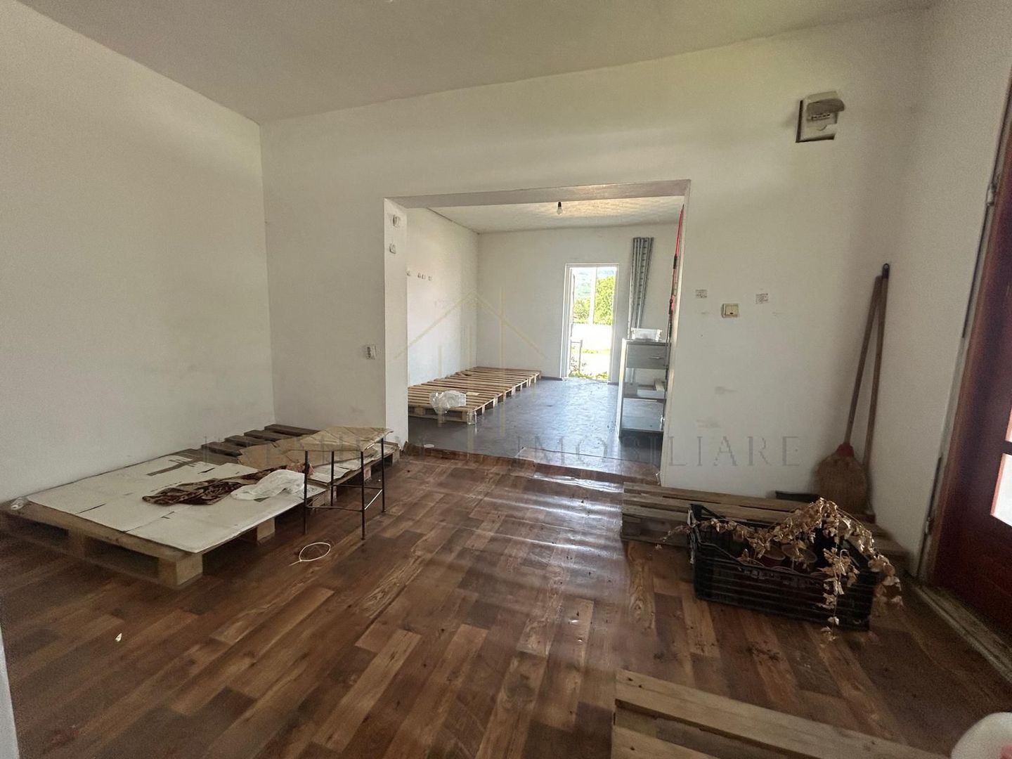 Casă de vânzare în centrul Oituzului, DN11 - Poză 1