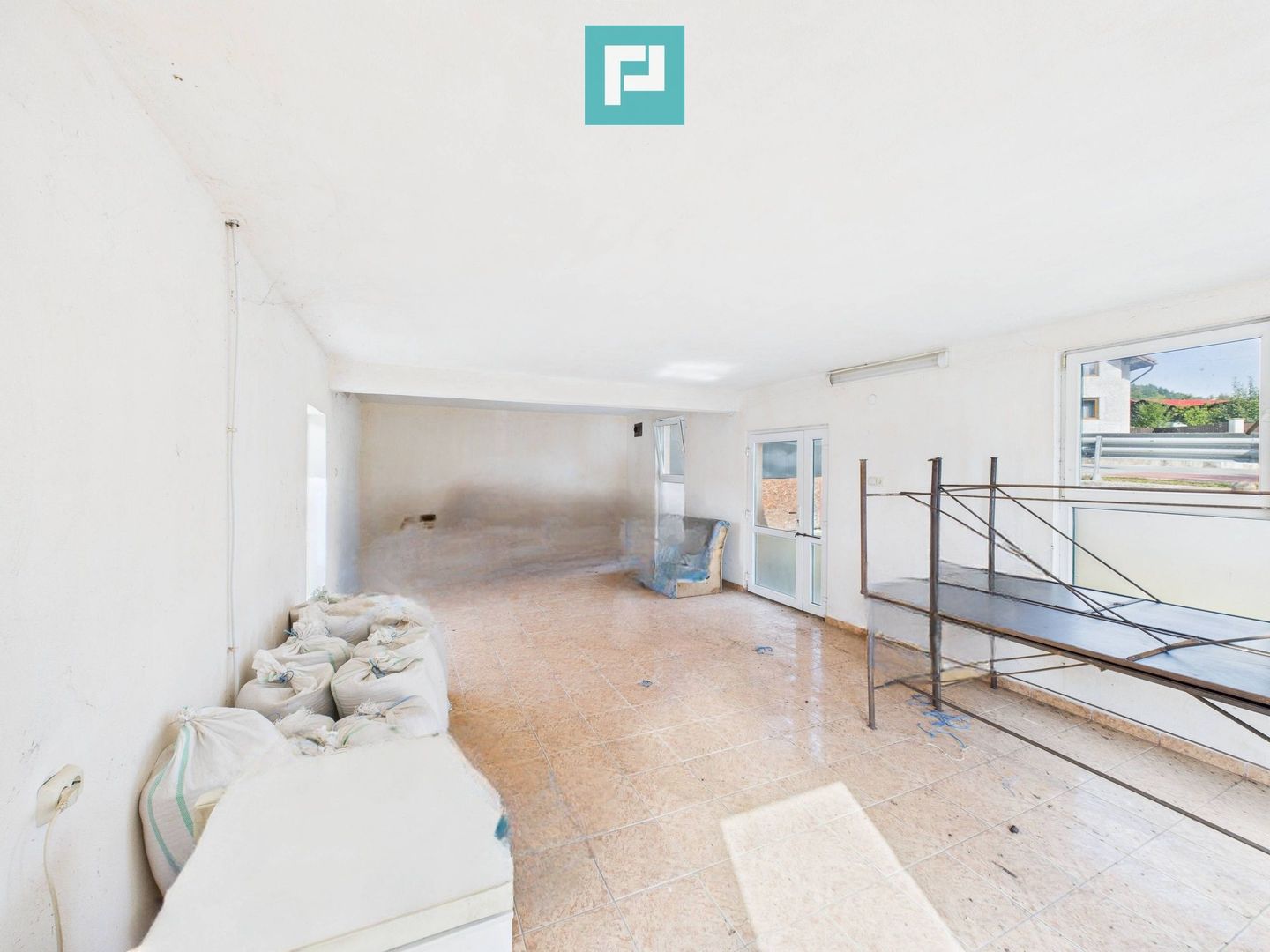 Casă și centru comercial, în localitatea Lazuri - Poză 2