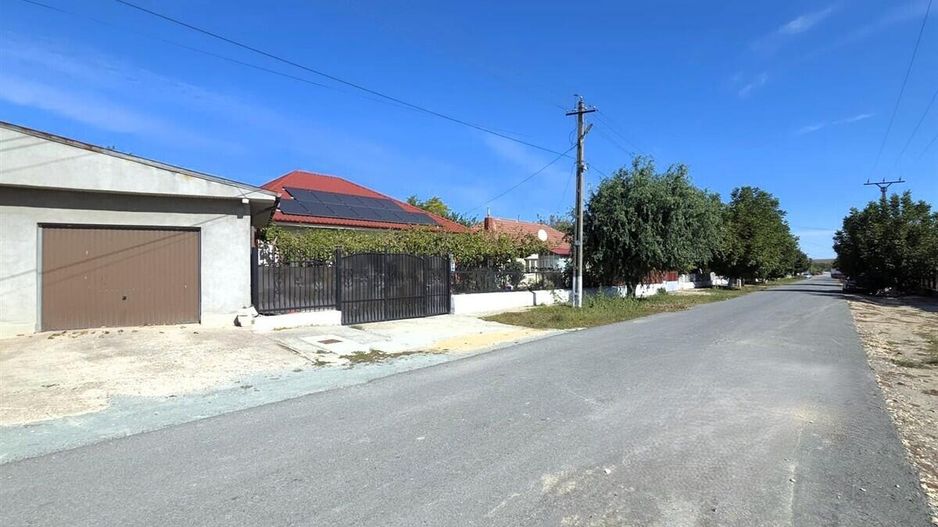 Castelu - Str. Florilor, casa din 2012, teren 737 mp si 106 mp utili - Poză 2