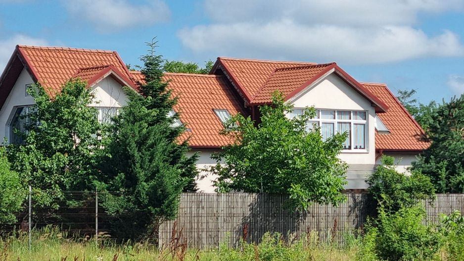 Casă de 200 mp cu teren generos de 1.600 mp - Poză 2