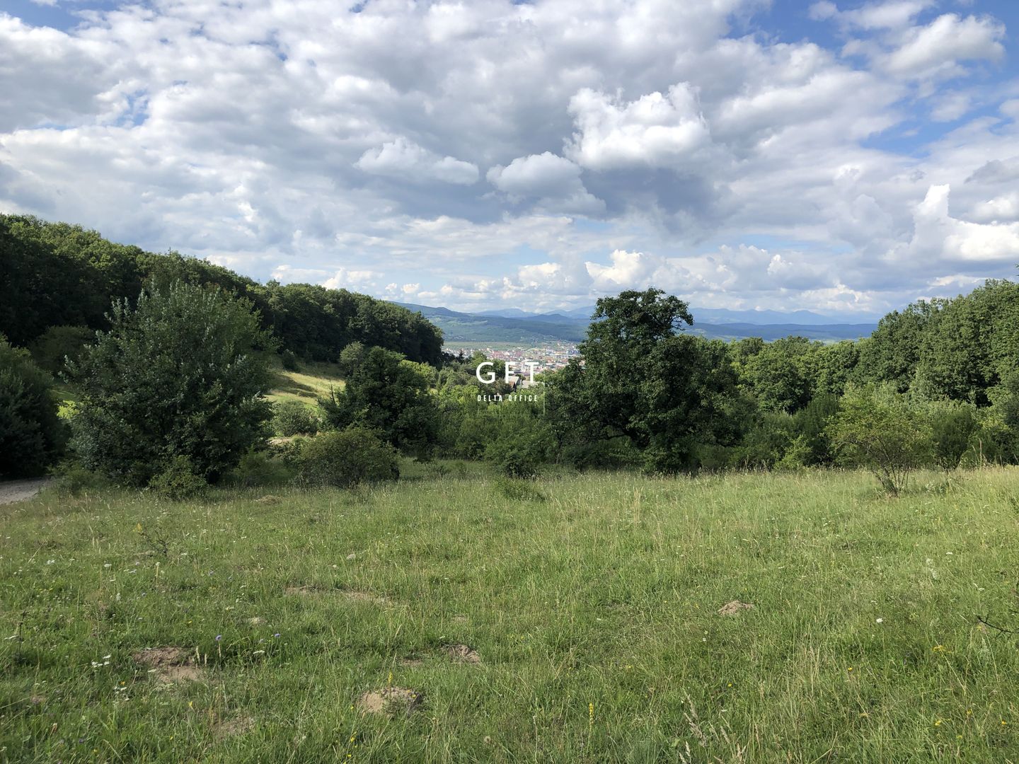 Teren , sub liziera padurii. Str. Tabara, 7 min. de Centru Pietonal - Poză 2