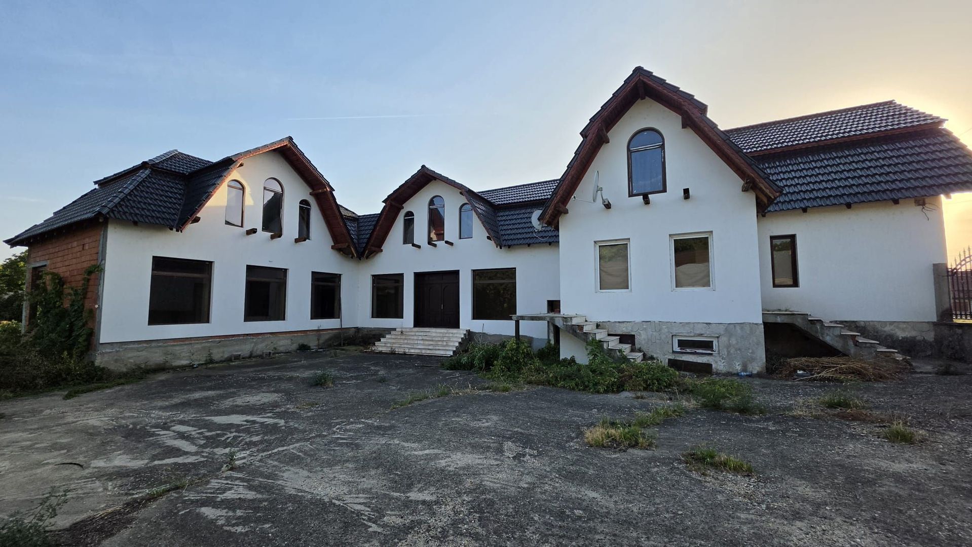 Casă 300 mp  cu posibilități multiple în Covăsânț - Poză 1