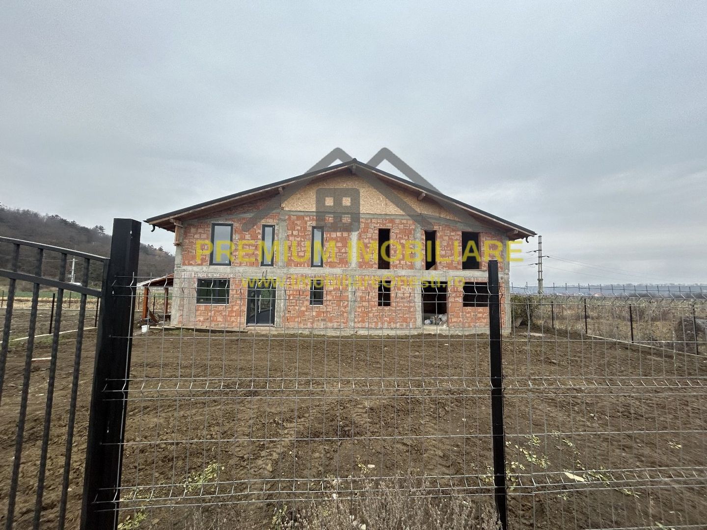 Casa la rosu de vanzare in Onesti - Poză 1