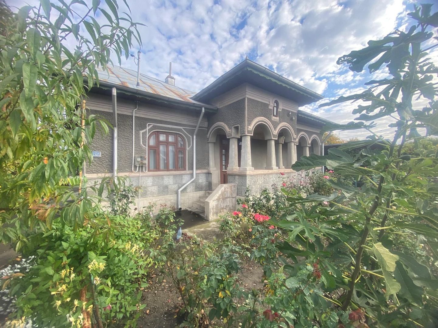 Vanzare casă cu teren generos în Săcueni, la 15 minute de Târgoviște - Poză 1