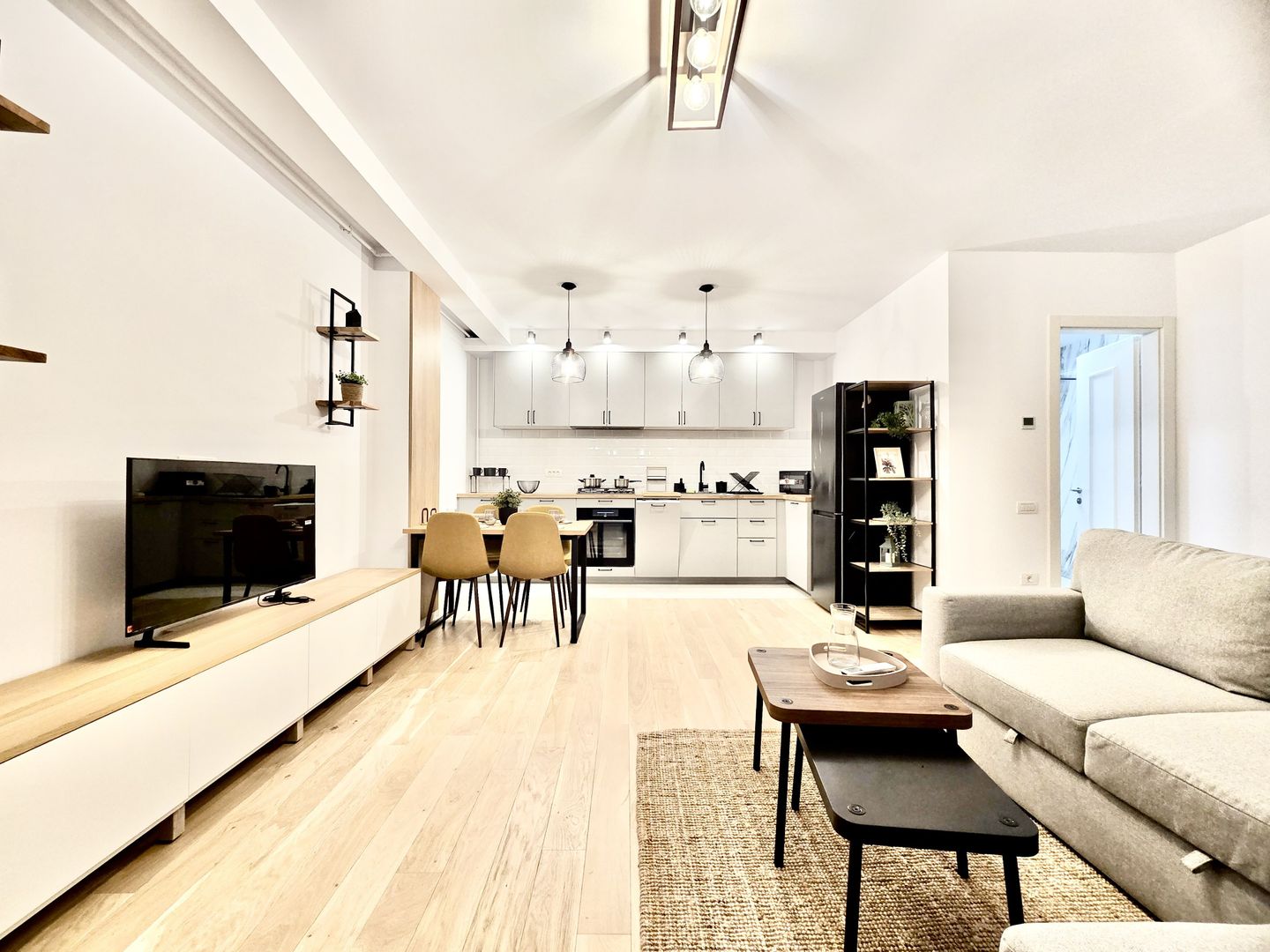 Apartament vibrant și primitor, prima închiriere, în Monarch Residence - Poză 1