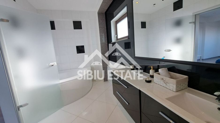 Casa cu 4 garaje, terase panoramice, teren mare - Poză 28