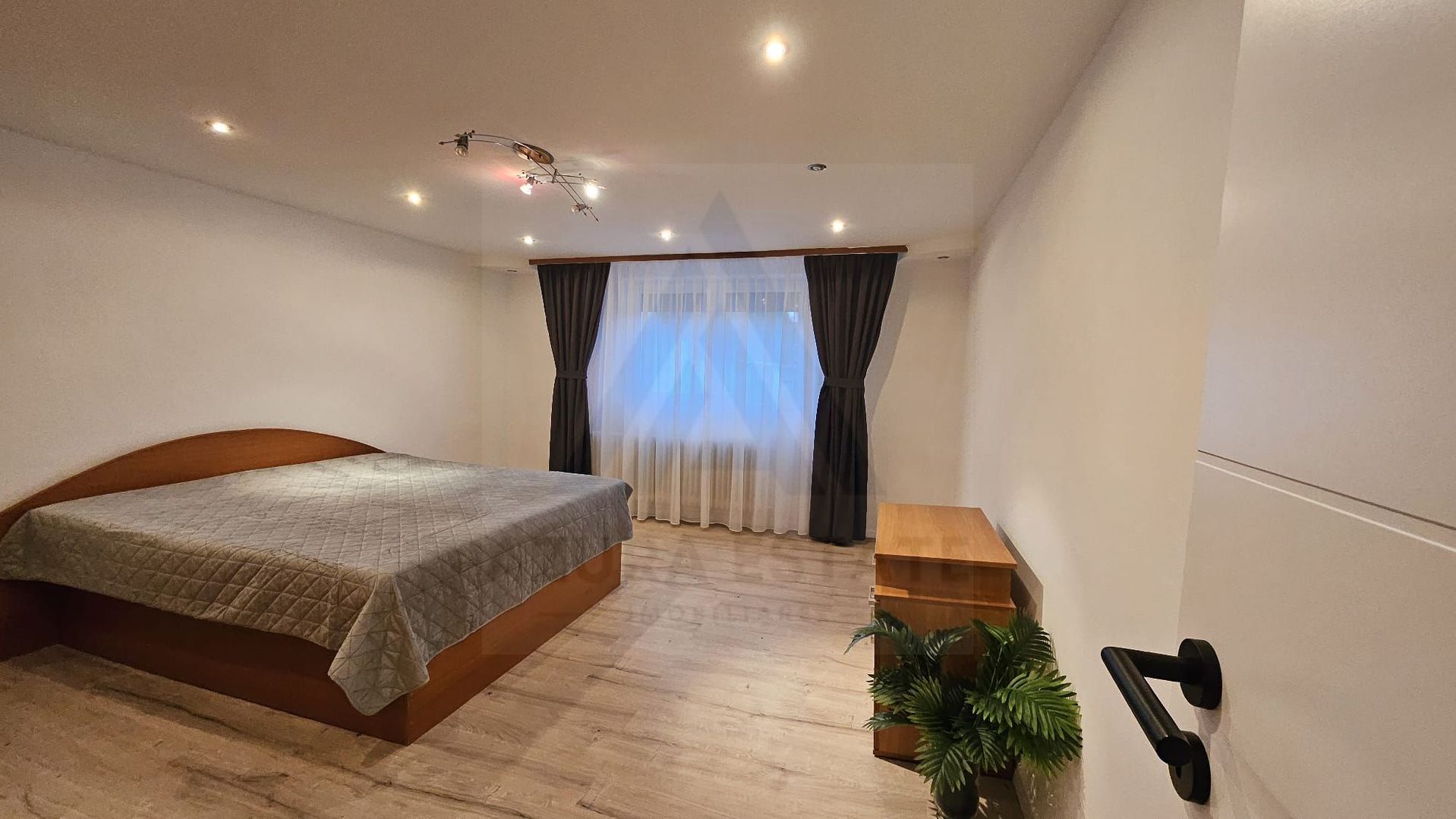 Casa individuala 144 mp utili garaj subteran pivnita si curte Turnisor - Poză 1