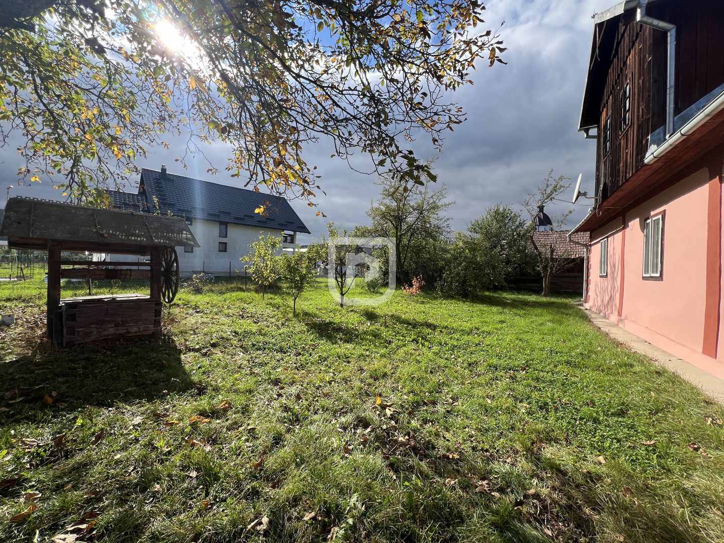 Casa traditional bucovineana la poalele muntilor Bucovinei - Poză 7