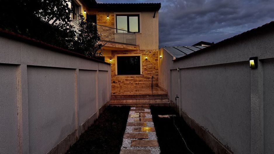 Casa de inchiriat |5 camere | 3 bai |nemobilata | prima inchiriere - Poză 1