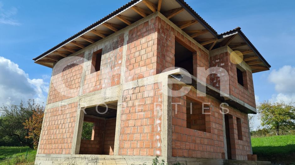 Casa la rosu 5 camere, 119 mp utili de vanzare in Ocolis - Poză 1