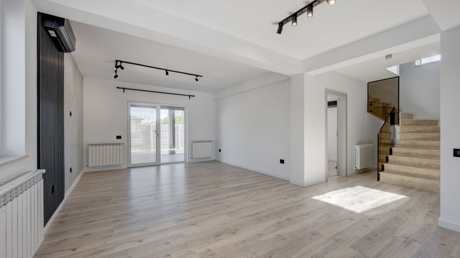 CASA TIPLA, Racordata la toate Utilitățile ! Domnești ! - Poză 2