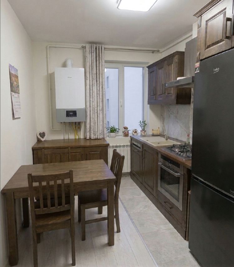Apartament 2 camere, ultracentral, et.3, renovat, mobilat - Poză 1