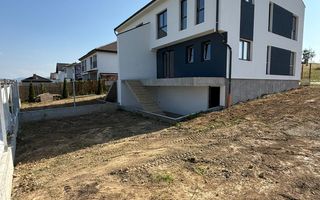 Casa cu 4 camere, pivnita si 300 mp de curte, zona Calea Cisnadiei - Poză 2
