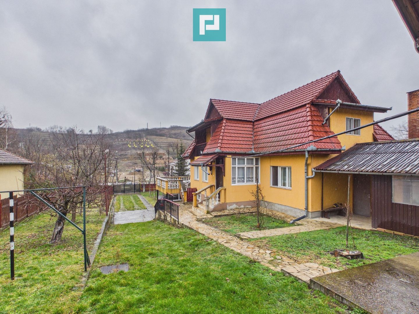 Vilă stil montan, 270 mp, teren 3000 mp - Poză 2