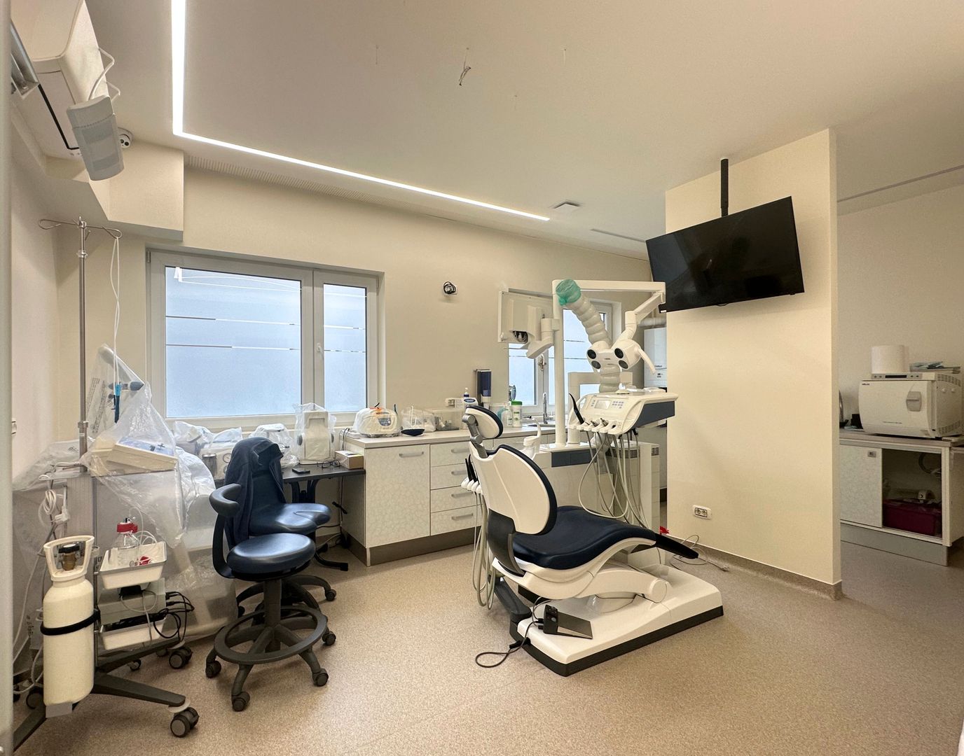 De vânzare Centru Medical Multifuncțional 196 mp zona Coresi - Poză 1