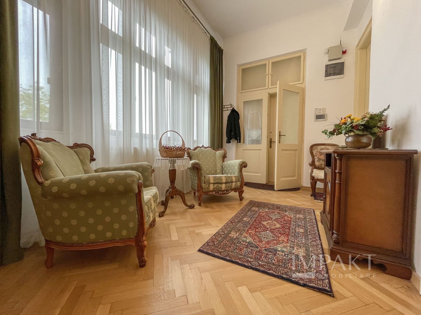 Apartament deosebit cu 3 camere, curte si parcare, aproape de Centru - Poză 12