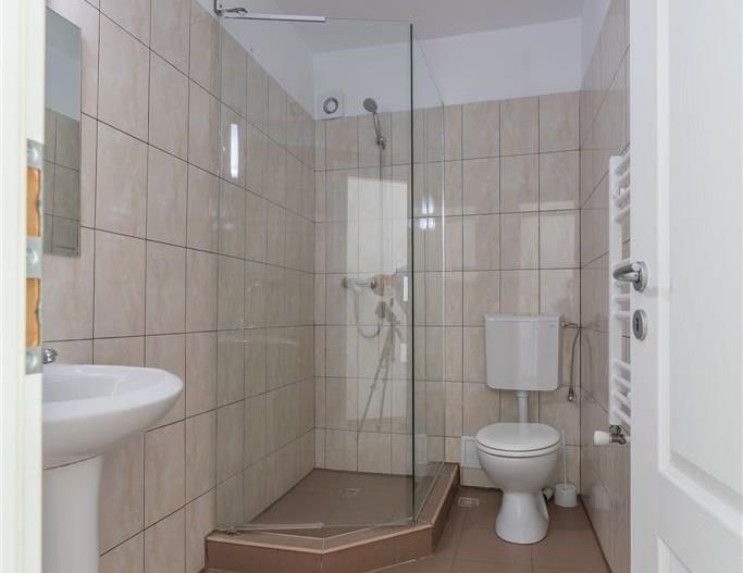 Casa cu spatiu comercial si 9 camere in zona istorica a Brasovului - Poză 15