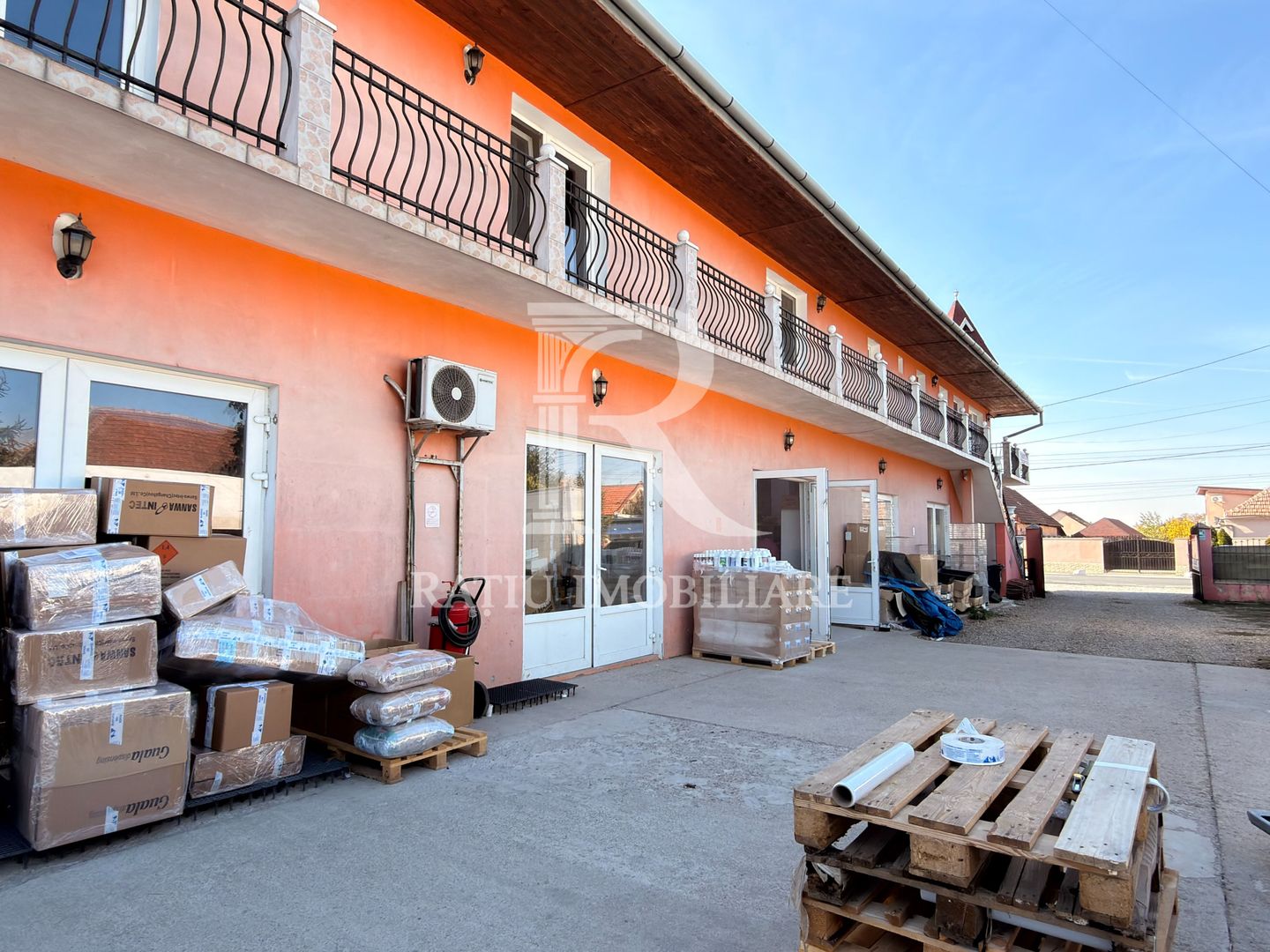 Casă cu spațiu comercial | Curte | Garaj | Parcare | Nojorid - Poză 2