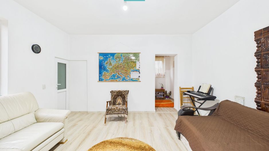 Casă renovată în localitatea Lazuri, Arad - Poză 2