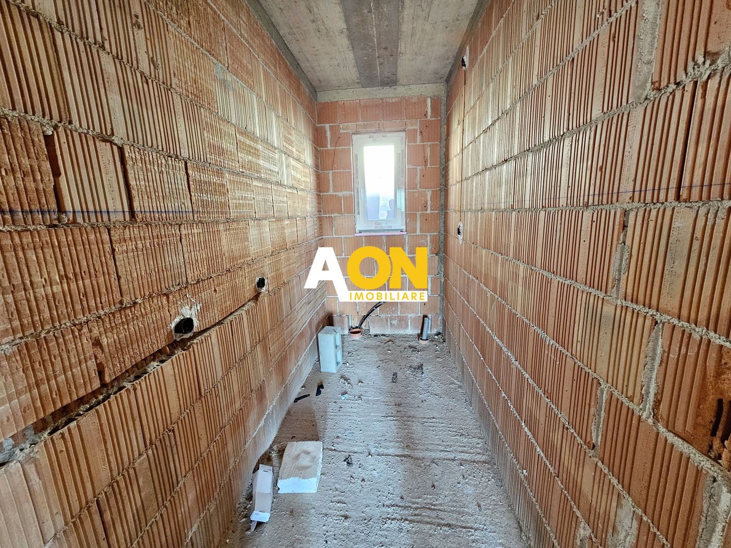 Casa la rosu, 3 camere, terasa, garaj, toate utilitatile, Micesti - Poză 12