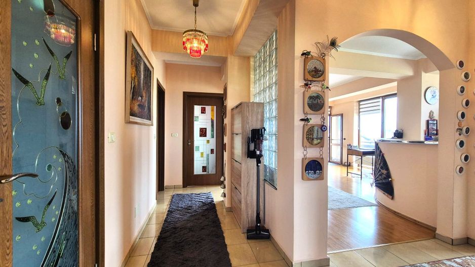Tractoru, zonă liniștită de case, apartament spațios 3 camere cu garaj - Poză 18