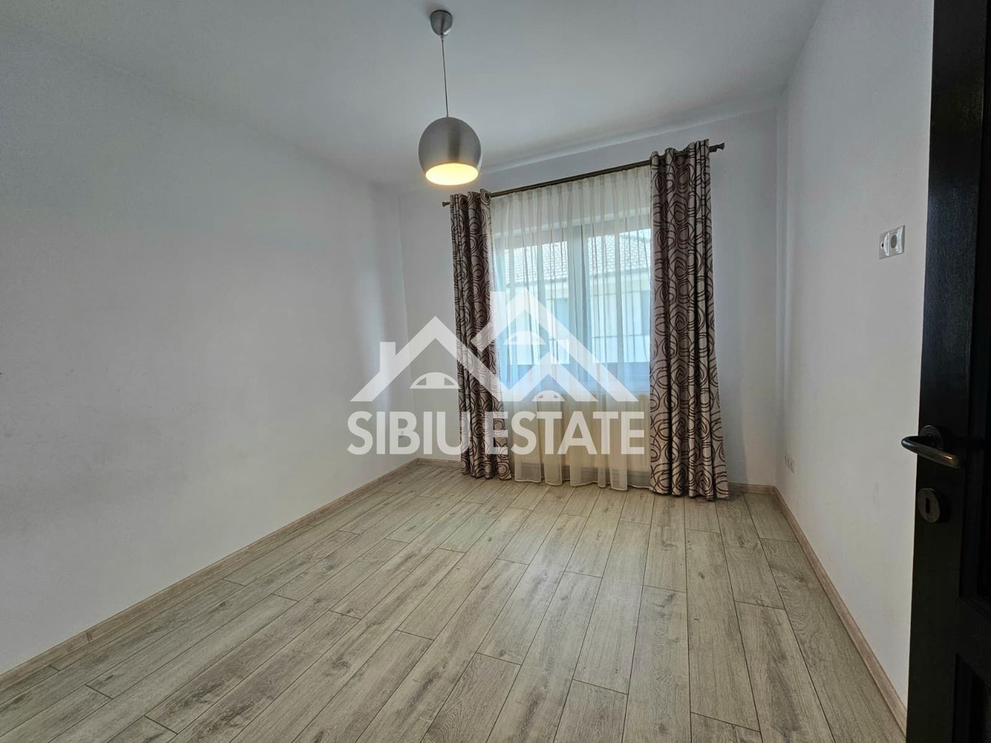 Casa mobilata 4 camere, 2 bai, curte si carport - Poză 9