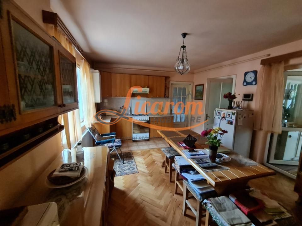 Proprietate individuala-3 apartamente,spatiu comercial,garaje,gradina,curte - Poză 13