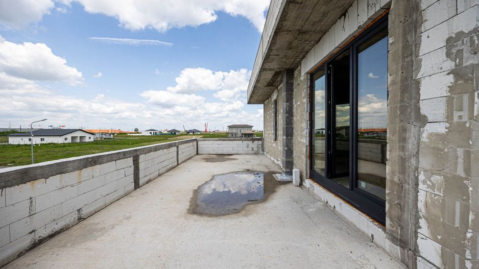 PROPRIETATE VÂNDUTĂ! Vilă spațioasă– Via Carmina, Arad. - Poză 2