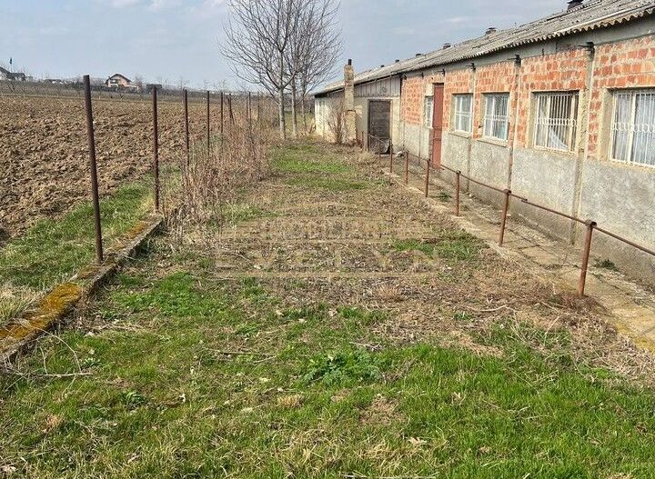De vanzare grajd 700mp + teren 2000mp, in Cristesti, pret 65000 euro negociabil - Poză 1