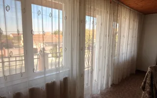 Casă cu spațiu comercial | Curte | Garaj | Parcare | Nojorid - Poză 11