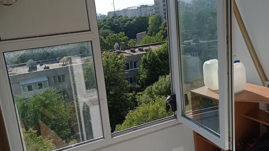 Garsonieră renovată, balcon închis, 50 m de metrou Costin Georgian - Poză 2