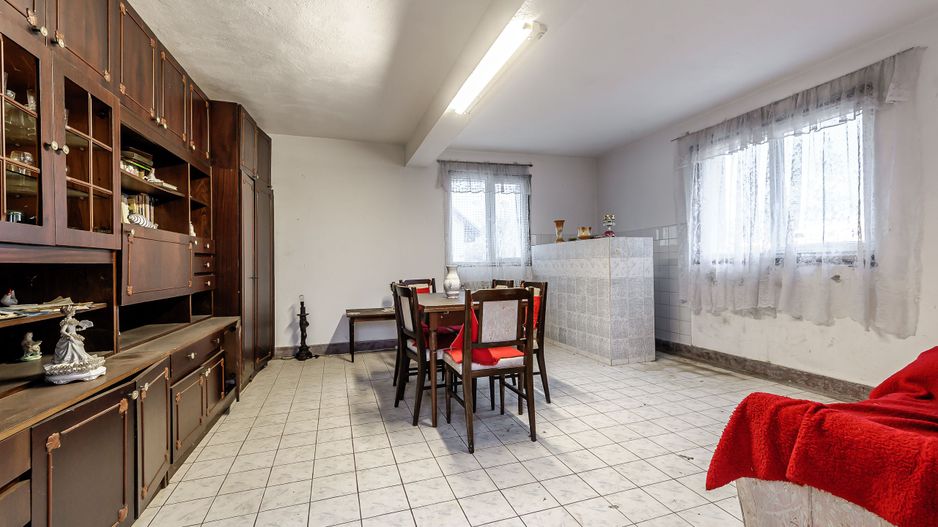 Clădire potrivită pentru proiecte educaționale sau de îngrijire - Poză 8