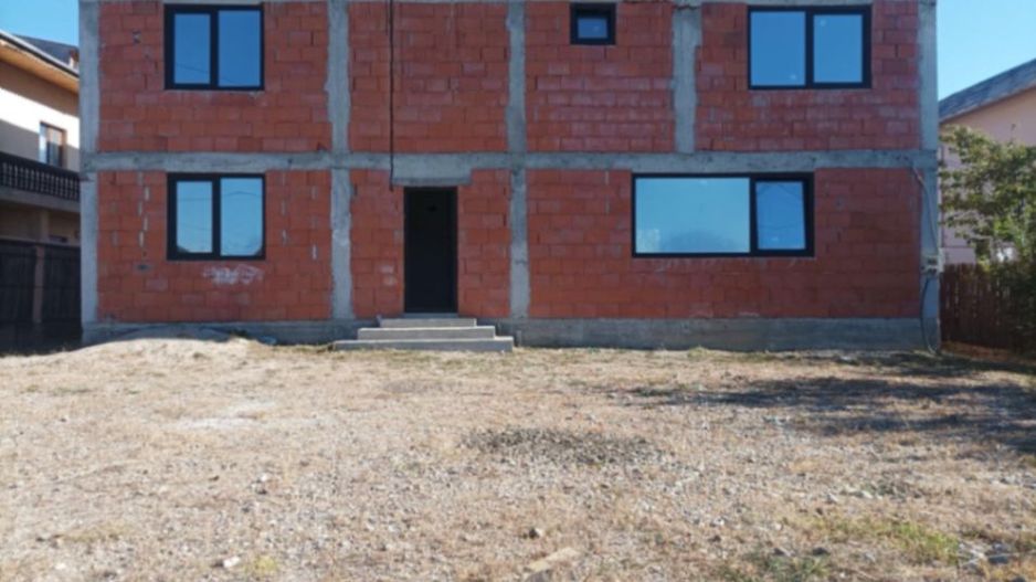 Aproape de oraș! Vânzare casă cu 5 camere în Ulmi! - Poză 3