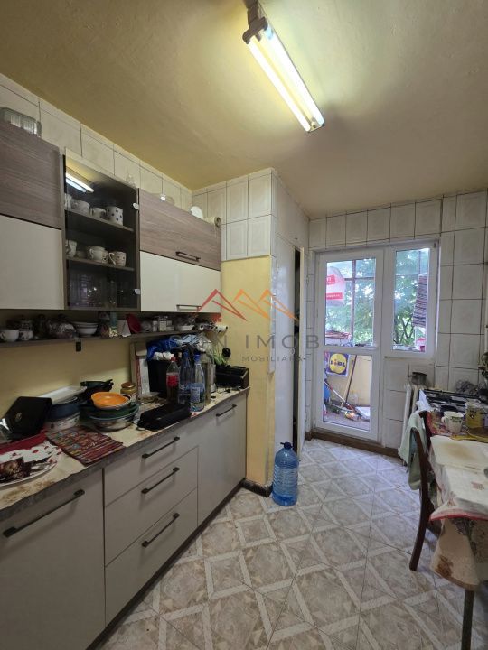 Apartament 3 camere, decomandat, centru, Ploiesti, Prahova - Poză 2