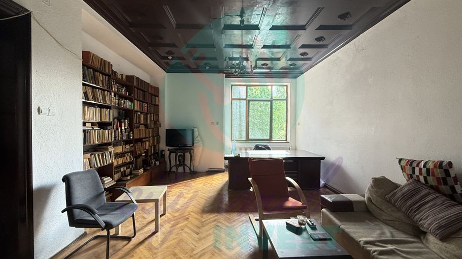 Eleganta, stil si mult potential intr-un apartament interbelic de 3 camere - Poză 1