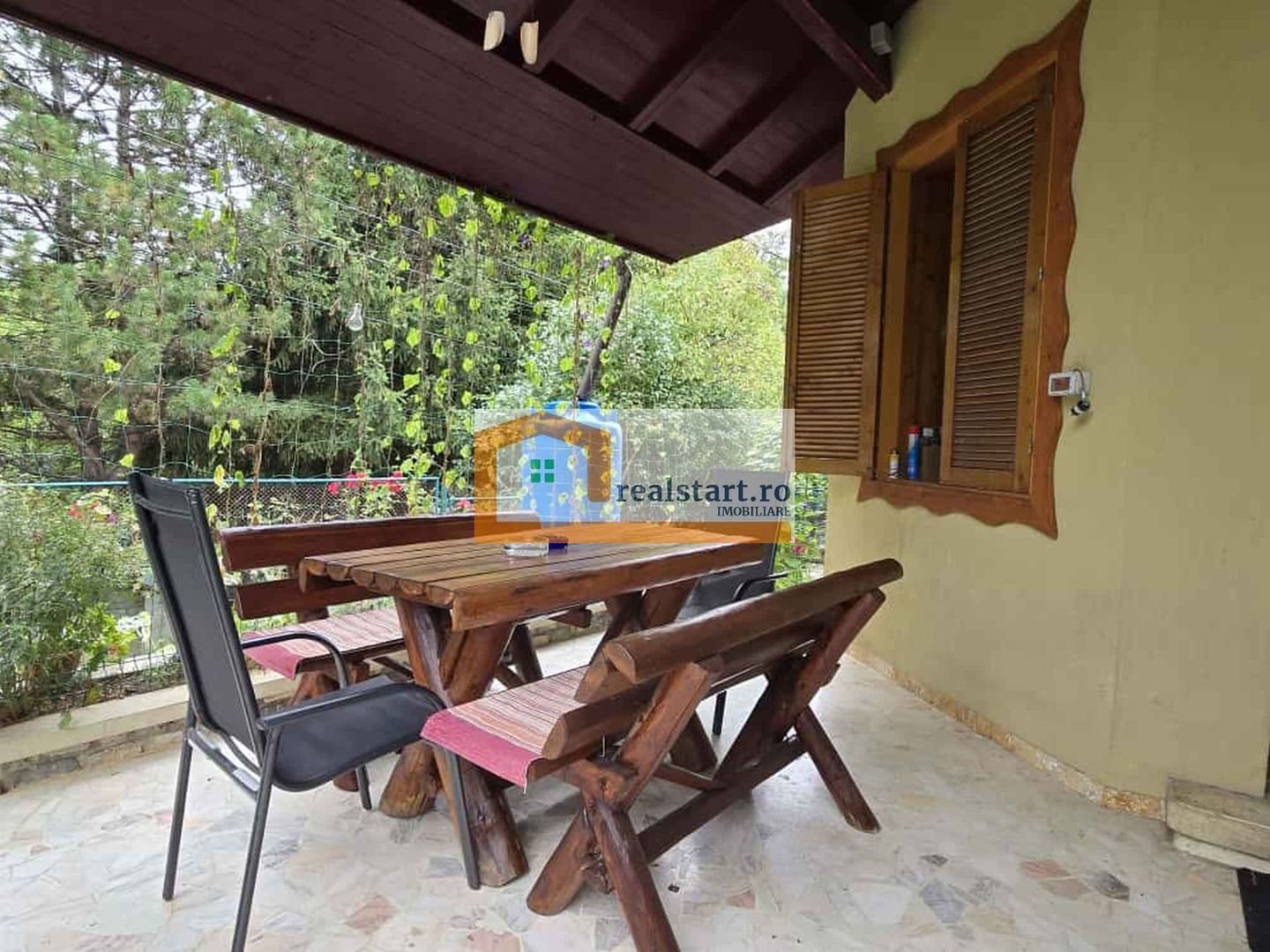 Vedere padure, panouri solare si fotovoltaice, pompa de caldura,  semineu - Poză 4