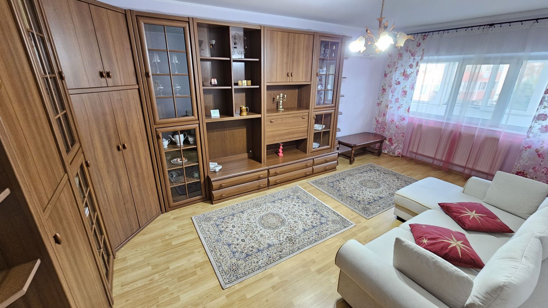 DE ÎNCHIRIAT - Apartament cu 3 camere, mobilat și utilat, zona TRAIAN; - Poză 2