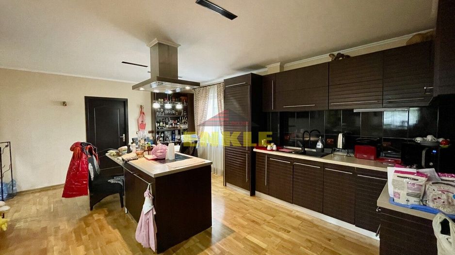 De vânzare casă cu suprafața de 250 mp plus 900 mp teren - Poză 10