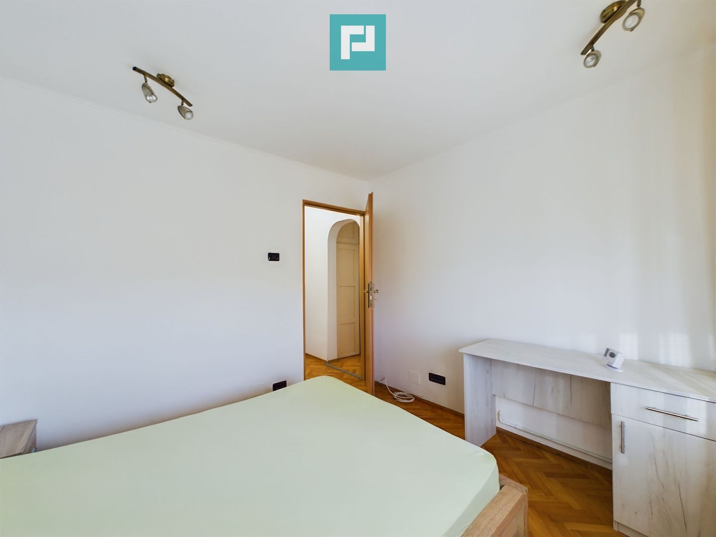 Apartament de închiriat cu 3 camere în Micalaca - Poză 5