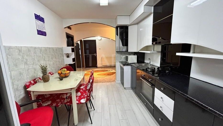 Apartament cu 4 camere decomandat, ideal pentru o familie! - Poză 1