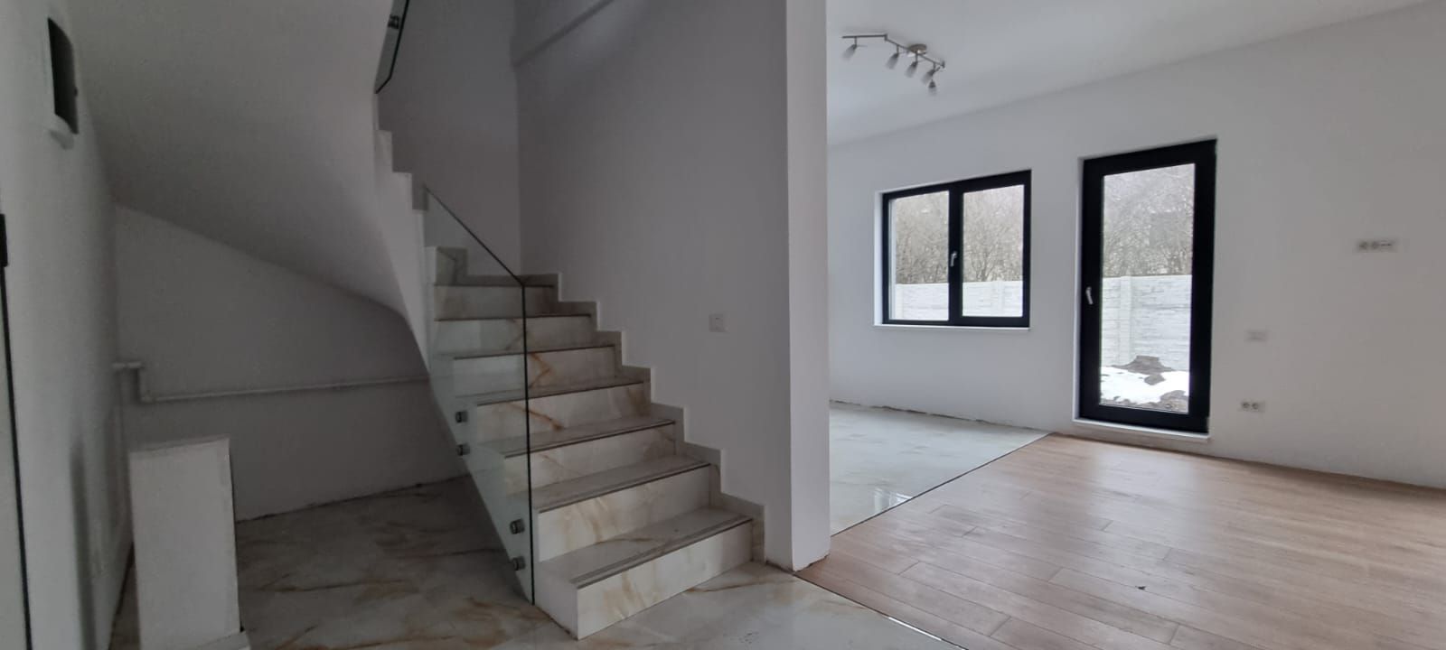 Reședință Modernă cu Finisaje Distinse - Poză 22