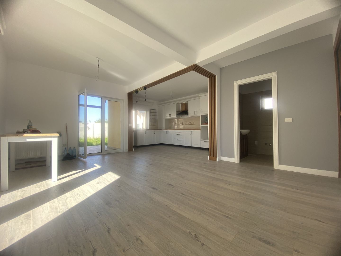 Liniste si confort! Vanzare casa la cheie, luminoasa in Priseaca! - Poză 2