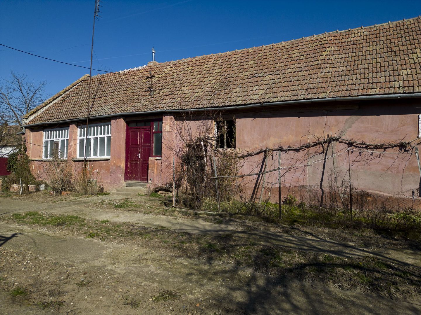 Casă cu teren generos de 2,880mp în Secusigiu - Poză 23